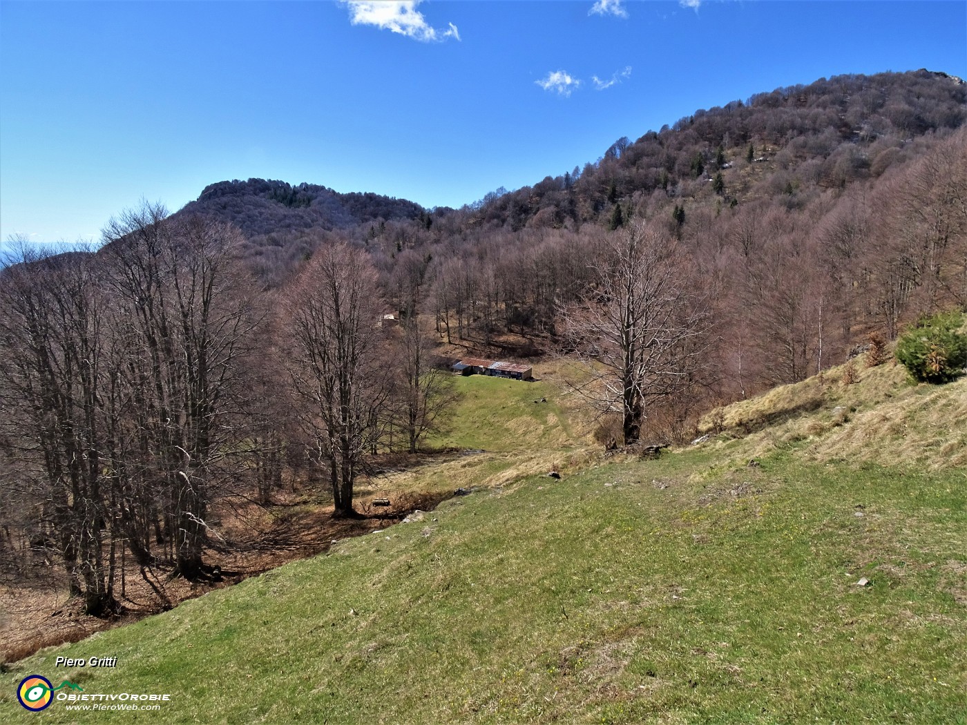 35 La breve salita dalla Baita bassa (1370 m) alla alta del Sornadello (1407 m).JPG